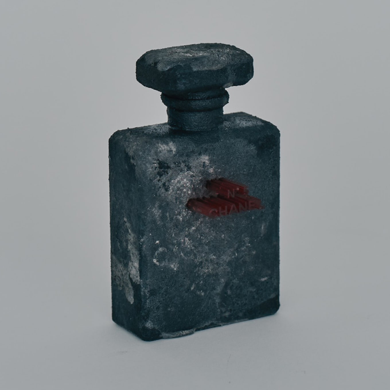 未来からの化石＃02 “Chanel No°5 ”